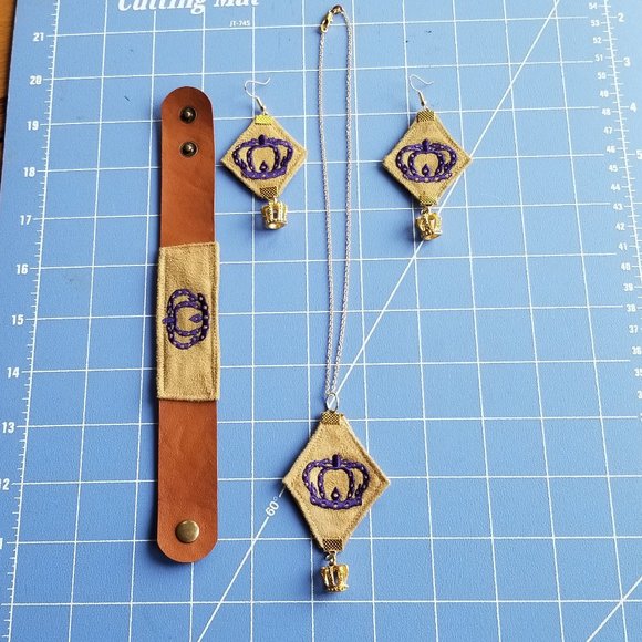 Crown Royal Jewelry Set in presentation box - Picture 3 of 8